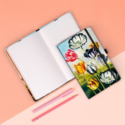 Keménytáblás notesz krémszínű lapokkal, vonalas, leszorító gumiszalaggal Tulips 130x210mm, Presco